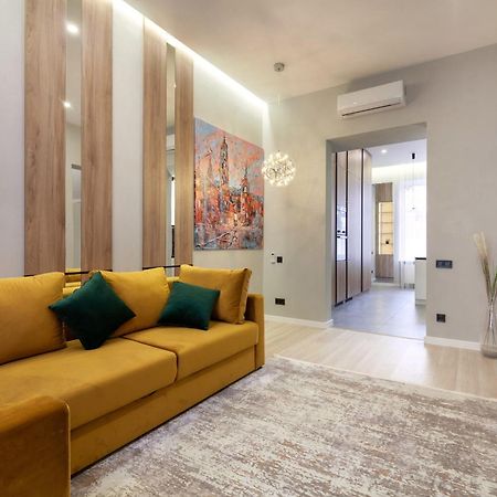 Royal Apartament On Voloshyna 2 Lviv Ngoại thất bức ảnh