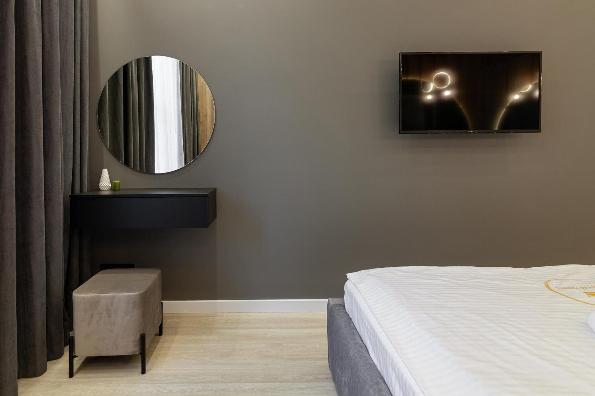 Royal Apartament On Voloshyna 2 Lviv Ngoại thất bức ảnh